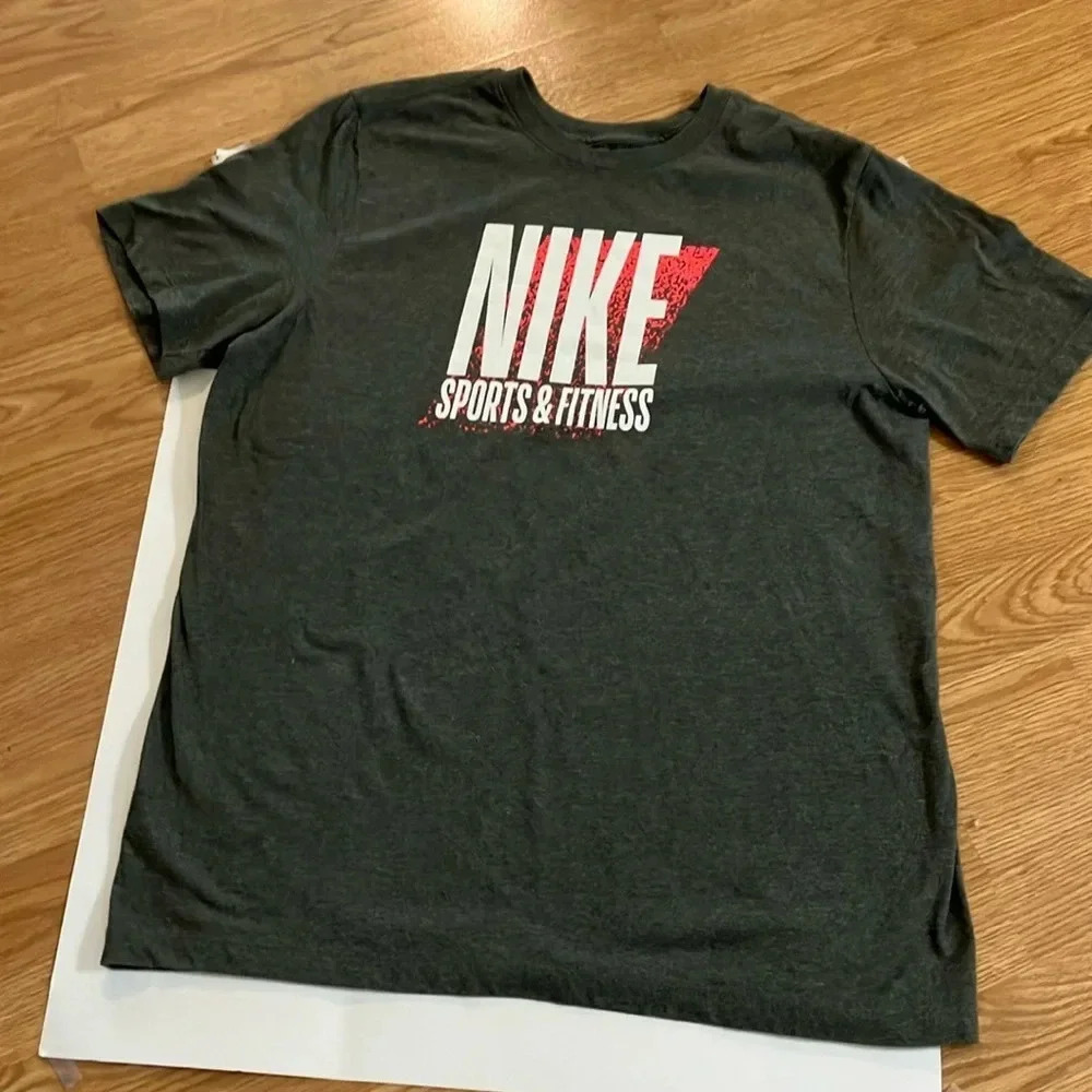 Men’s Nike Charcoal Gray and White Pullover Tee Short Sleeve Size L. GUC